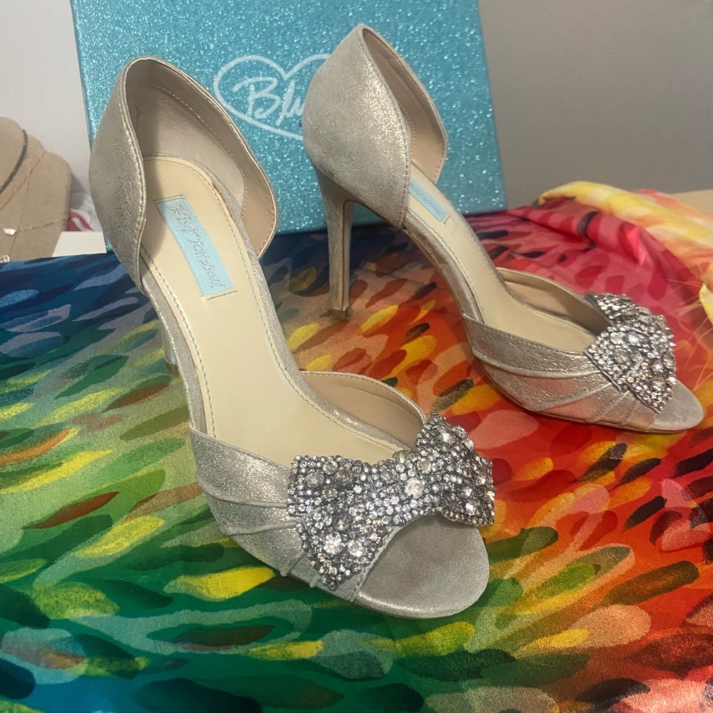 Betsey Johnson silver bridal wedding peep toe rhinestone bow heels shoe 8.5M